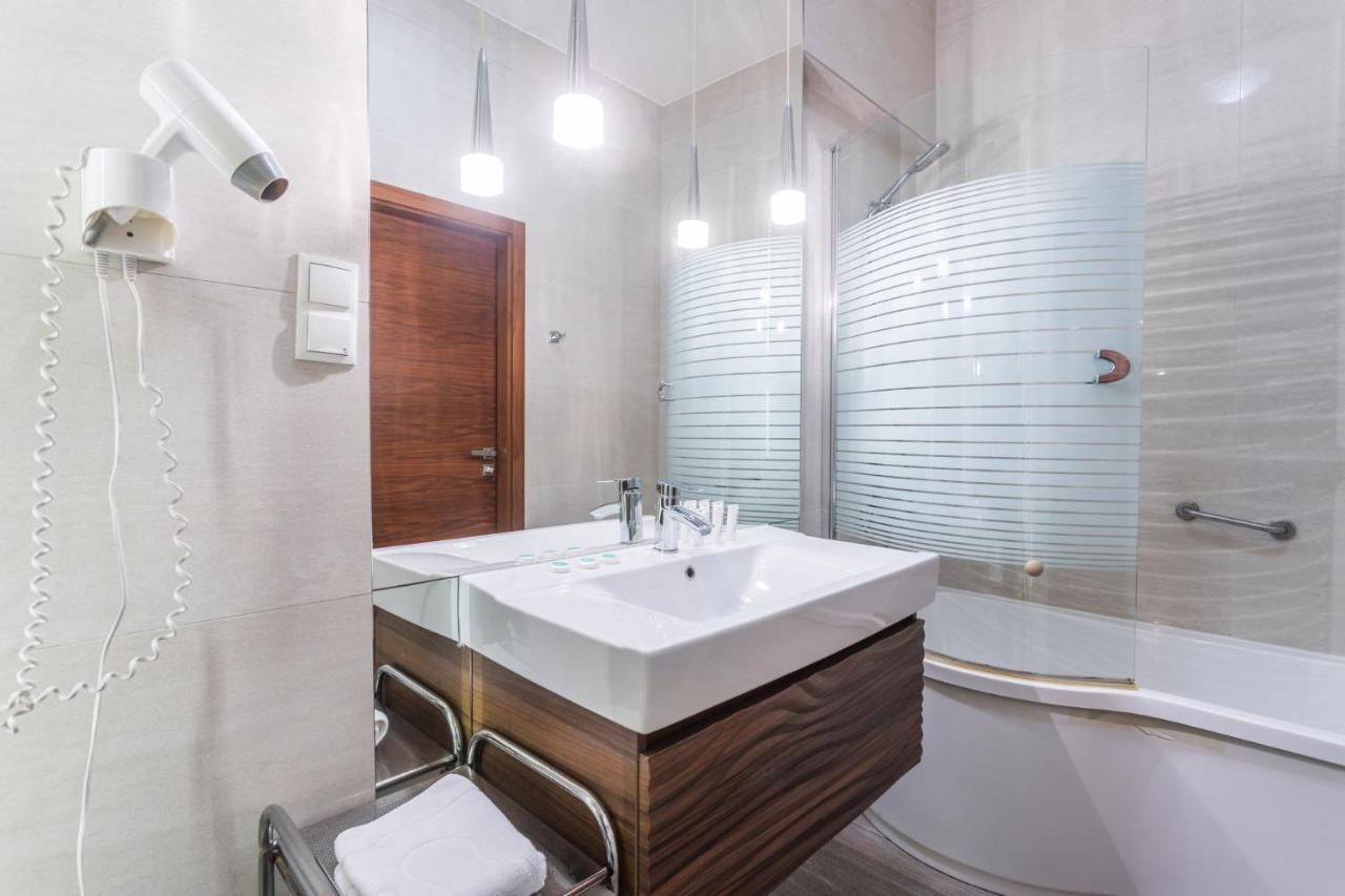 Hotel Wenecki Czestochowa Bagian luar foto