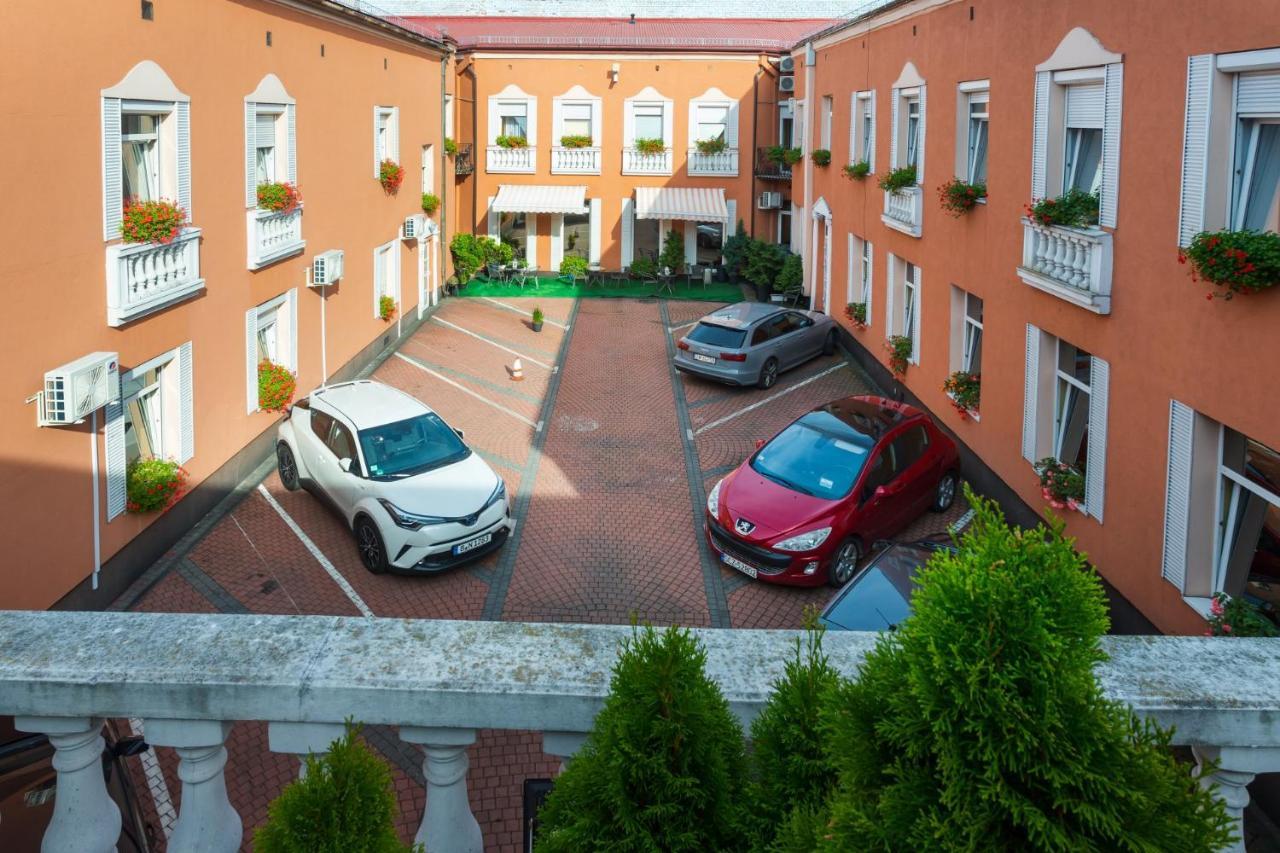 Hotel Wenecki Czestochowa Bagian luar foto