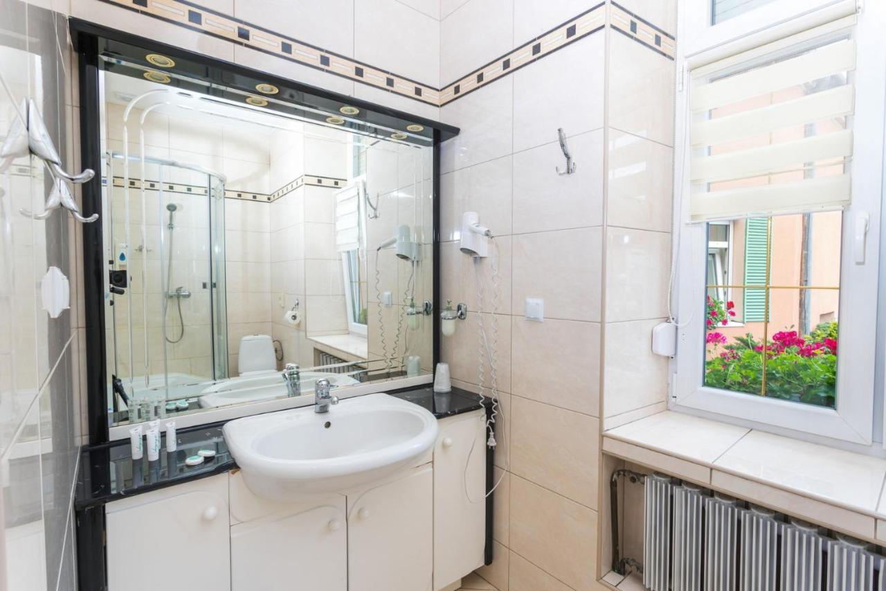 Hotel Wenecki Czestochowa Bagian luar foto