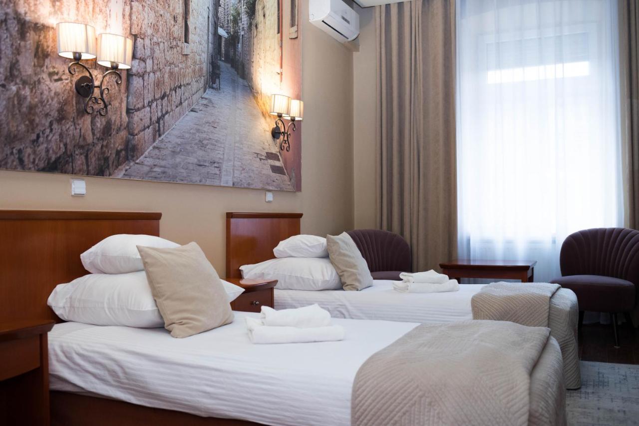Hotel Wenecki Czestochowa Bagian luar foto
